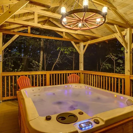 Bear Mountain Chalet In Sevierville With Hot Tub Exterior photo
